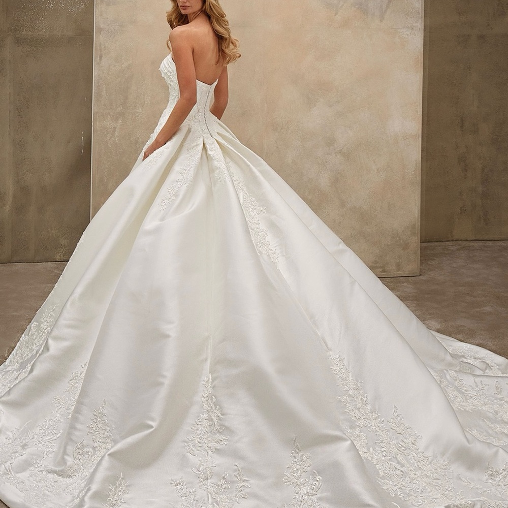 Elegant Strapless White Wedding Dress - Picture 3 of 5